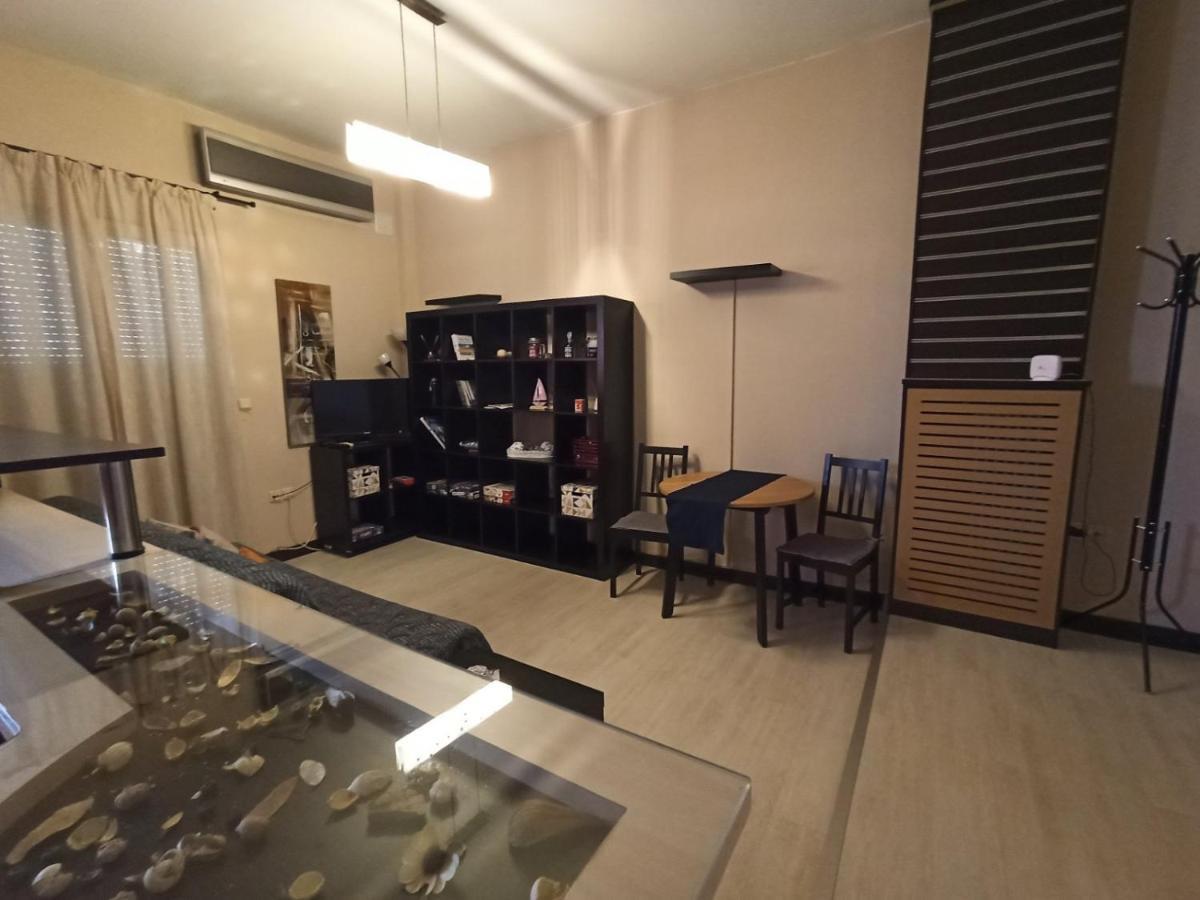 Modern Apartment, 5΄ Walk From Central Metro Station Athén Kültér fotó