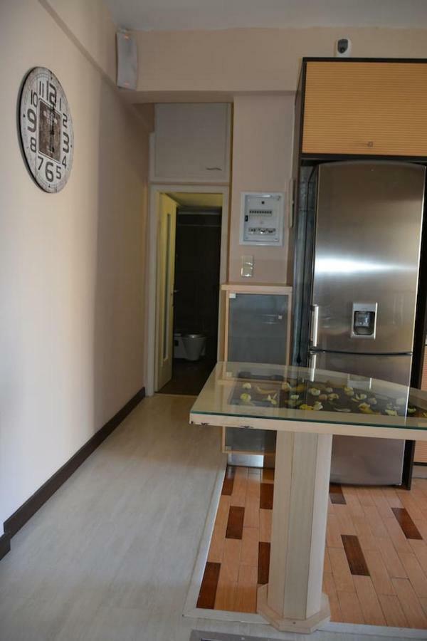 Modern Apartment, 5΄ Walk From Central Metro Station Athén Kültér fotó