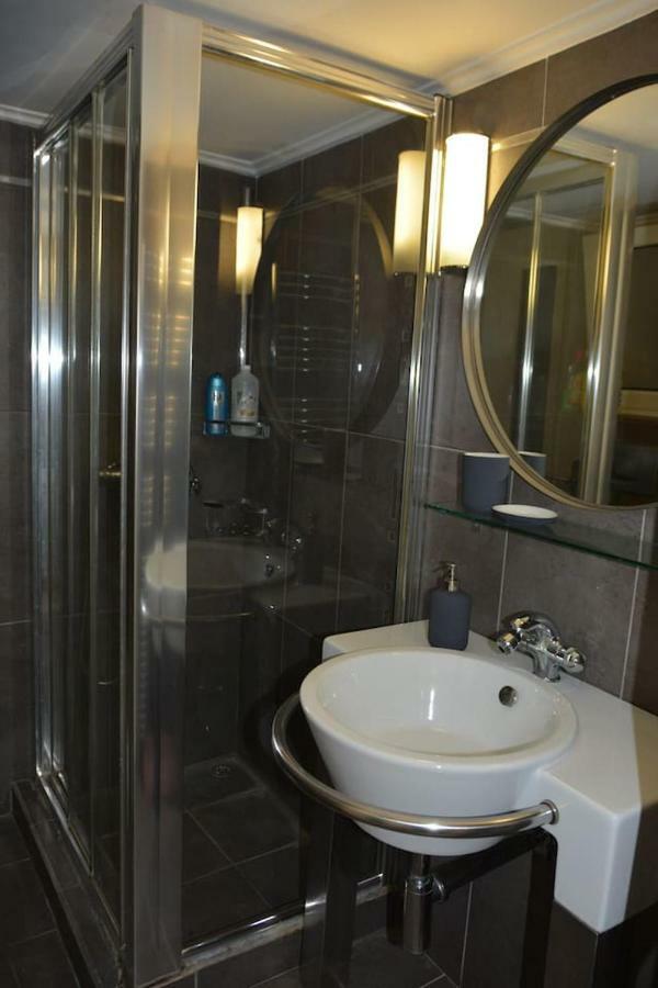 Modern Apartment, 5΄ Walk From Central Metro Station Athén Kültér fotó
